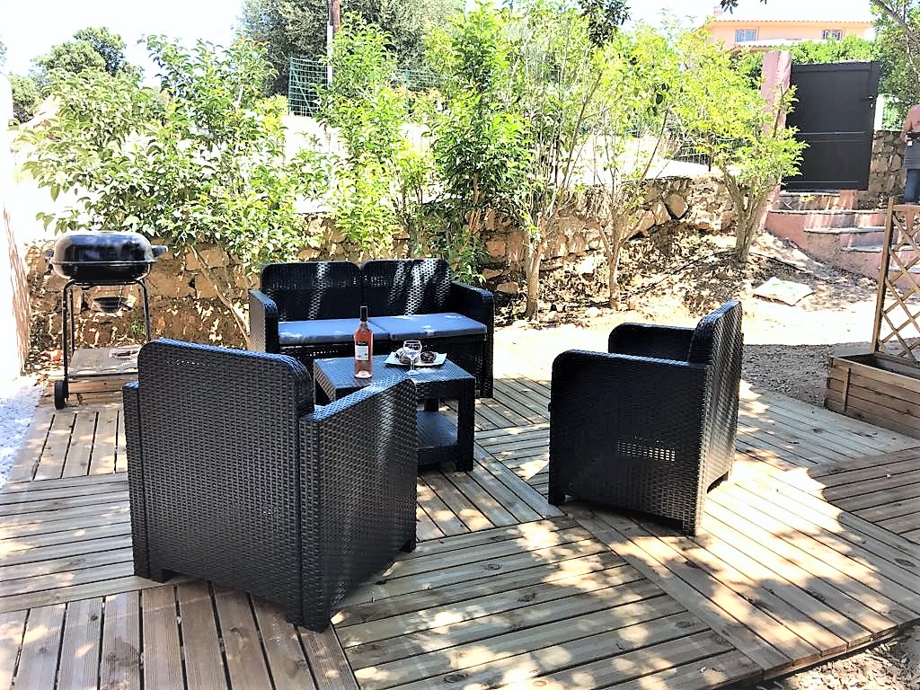 Salon extérieur avec barbecue