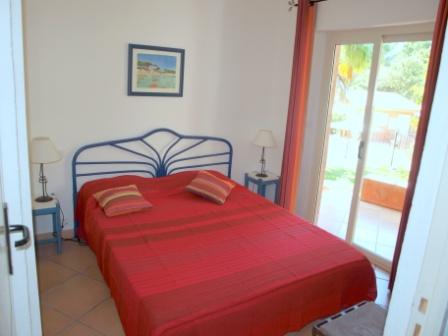 Chambre avec grand lit